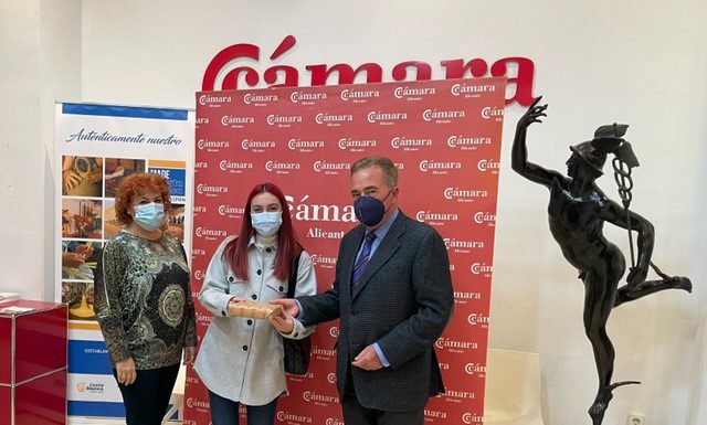 Riera entrega una Tablet a la ganadora del concurso de la II Feria de Empleo de la Cámara
