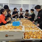 Las manos solidarias de los héroes con delantal  elaborando los roscones esta mañana – copia