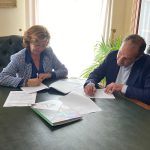 el-presidente-y-la-alcaldesa-firmando-el-convenio