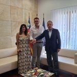 1 El presidente de la Cámara, el alcalde de Mutxamel y la concejala de Educación tras la firma del convenio