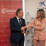 carlos-bano-y-olga-garcia-durante-la-firma-del-convenio-entre-camara-alicante-y-microbank