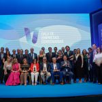 foto-de-familia-de-las-seis-empresas-homenajeadas-en-la-v-gala-de-empresas-centenarias-con-autoridades-colaboradores-y-patrocinadores