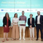 joan-llinares-recogiendo-el-diploma-como-embajador-del-ano-de-la-fp-dual-2023