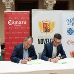 los-dos-representantes-firmando-el-convenio