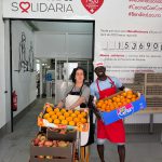 alumno-del-curso-talento-joven-de-cocina-y-una-voluntaria-en-las-instalaciones-de-alicante-gastronomica-solidaria