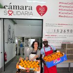 alumno-del-curso-talento-joven-de-cocina-y-una-voluntaria-en-las-instalaciones-de-alicante-gastronomica-solidaria-horizontal