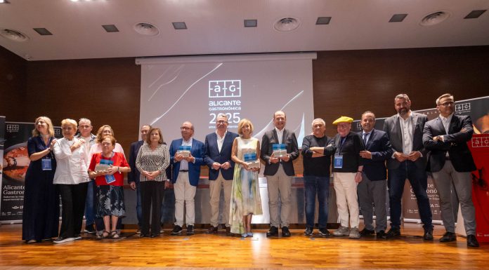 Alicante Gastronómica homenajea a tres figuras esenciales del sector: el maestro de sala Juan Moll, los 45 años de excelencia del restaurante L’Escaleta y la trayectoria de la panadera crevillentina Dolores Hurtado