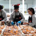 heroes-con-delantal-durante-la-elaboracion-de-los-roscones