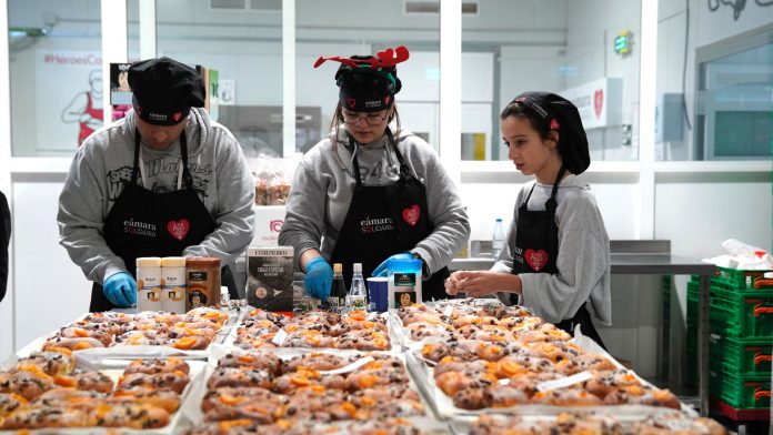 Héroes con Delantal durante la elaboración de los roscones