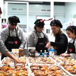 los-heroes-con-delantal-elaborando-los-roscones