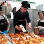 voluntarios-durante-la-elaboracion-de-los-roscones