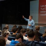 un-momento-de-la-visita-de-camara-al-colegio-san-agustin-de-alicante