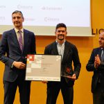 el-presidente-de-camara-alicante-y-el-director-comercial-de-empresas-del-banco-santander-entregando-el-premio-pyme-del-ano-alicante-2025-al-ceo-y-fundador-de-pcex-automotive