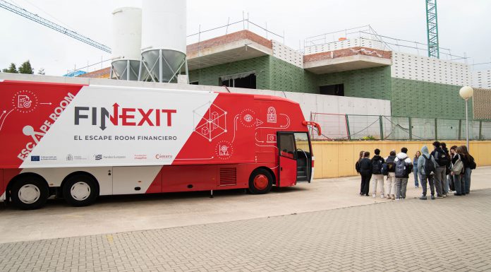FINEXIT, el ‘escape room’ que desafía la educación financiera de estudiantes de FP, se detiene esta semana en la provincia de Alicante