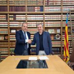 el-presidente-de-camara-y-el-alcalde-de-aspe-tras-la-firma-del-convenio