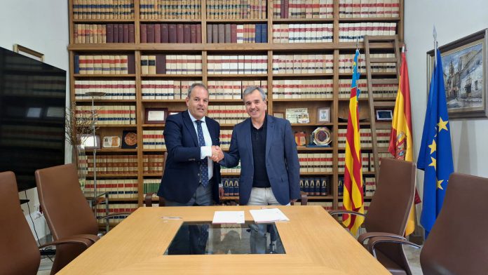 El presidente de Cámara y el alcalde de Aspe tras la firma del convenio